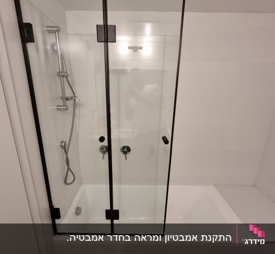 מקלחון זכוכית עם ברזים ומקלחת יד